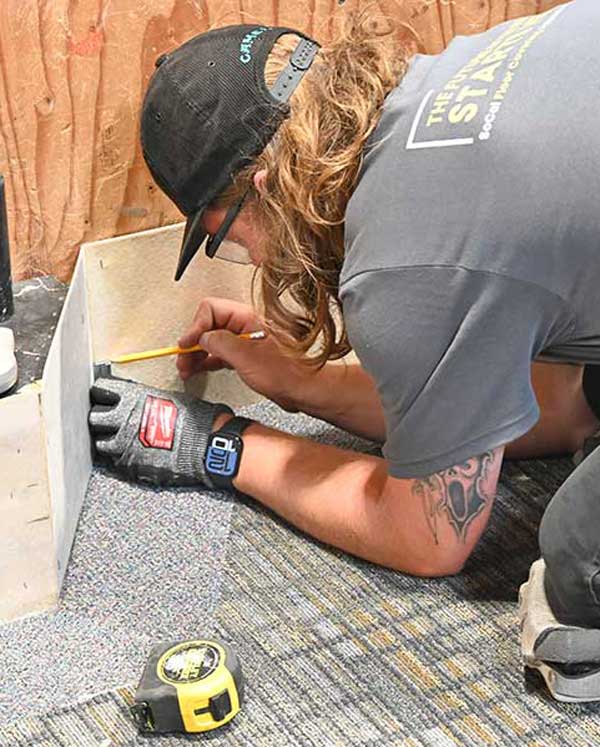 flooring-apprentice-measuring-corner